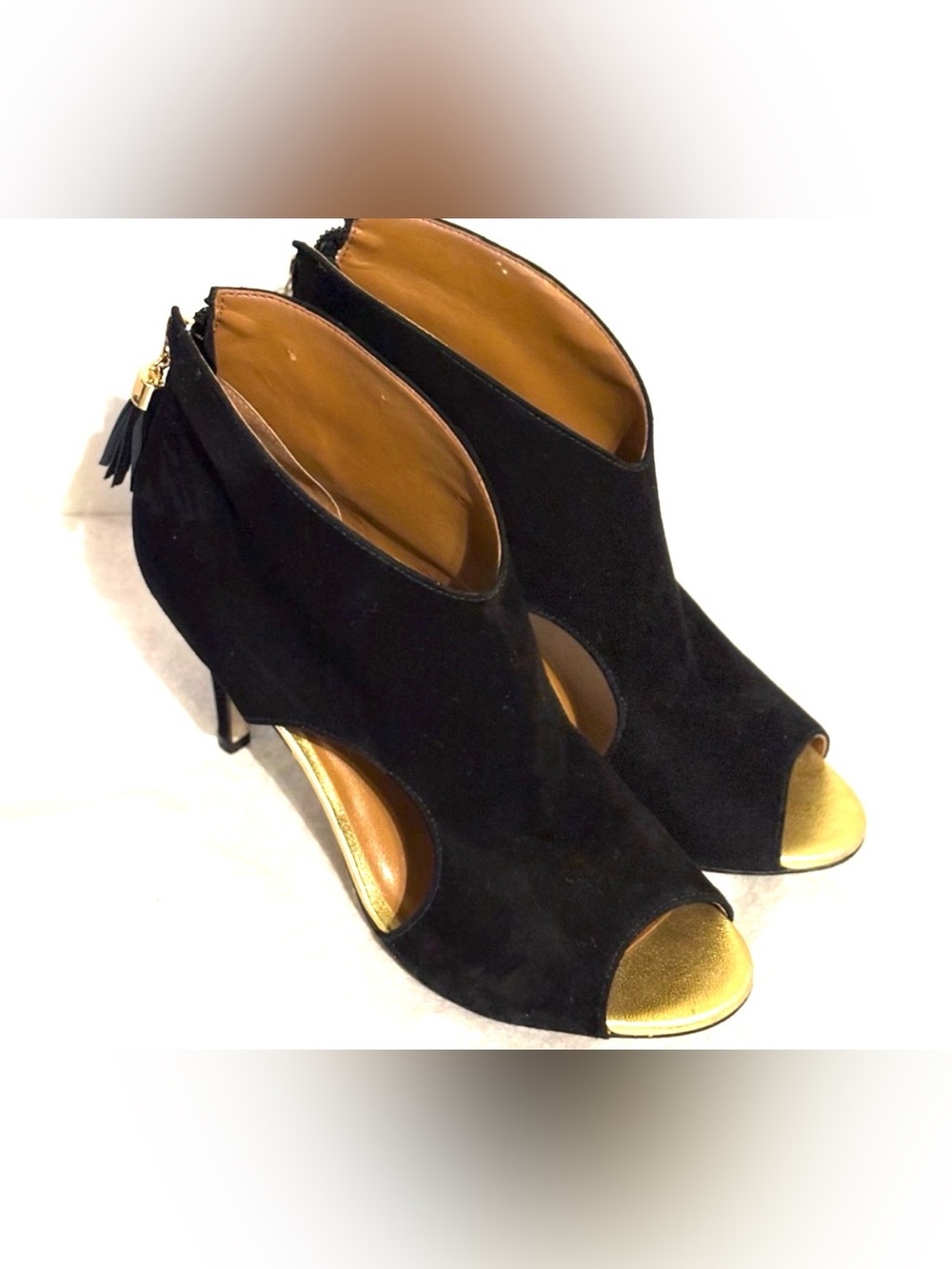 Gorgeous Peep toe ankle ankle bootie heels
Back zipper with tassel detail Sz 8.5